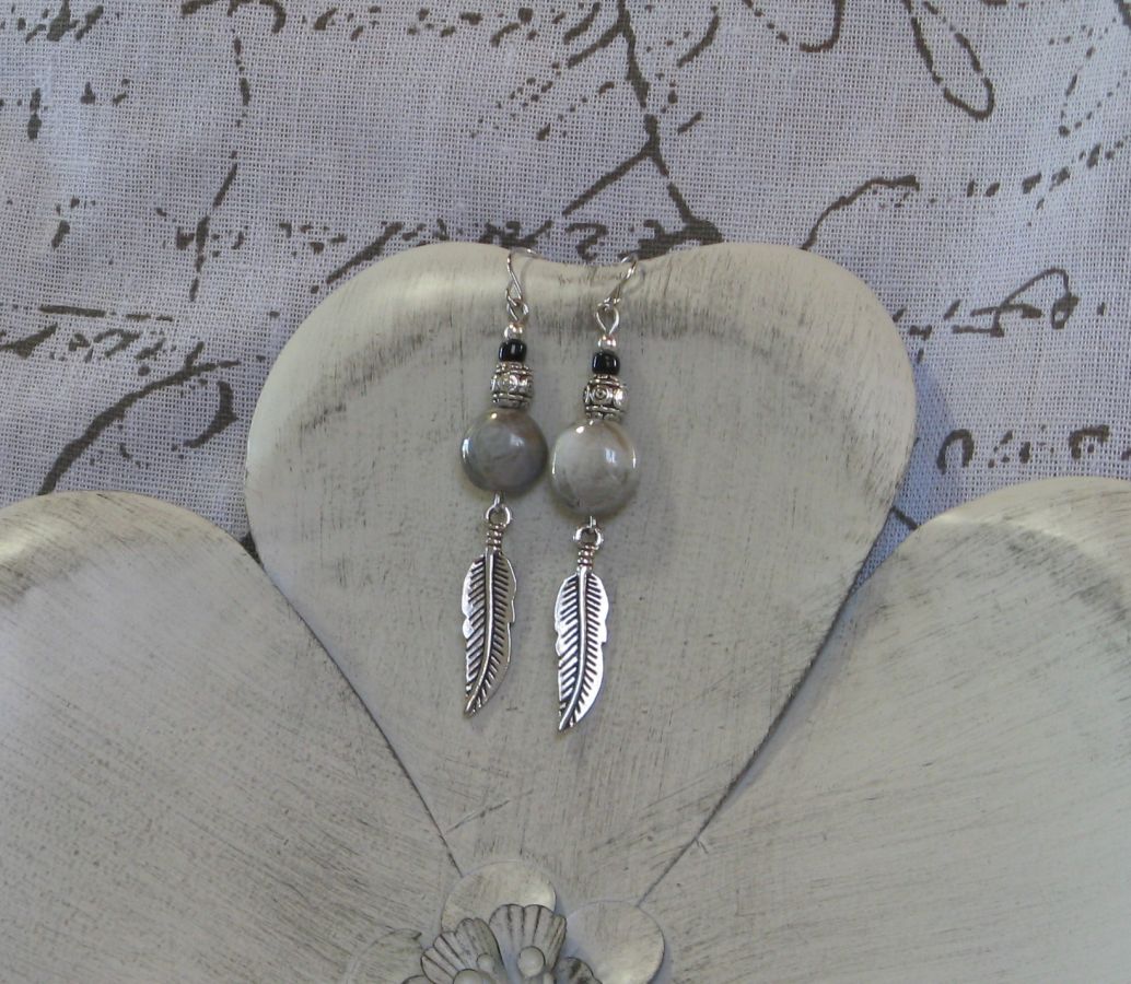 Boucles d'Oreille Plume et Perles Grises, Création Unique