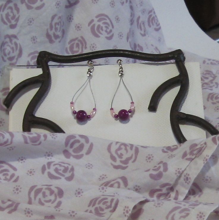 Boucles d'oreille type créole en perles rose et violette, création fait main