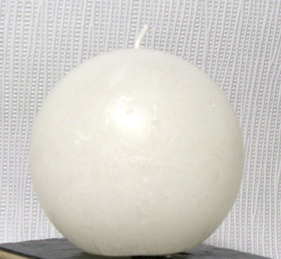 bougie de couleur blanche et de forme ronde  de 8 cm de diamètre