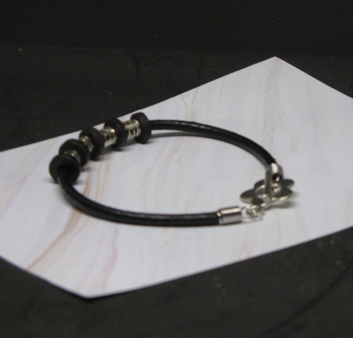 Bracelet Cuir Noir Perles Argentée et Noire, Création Unique