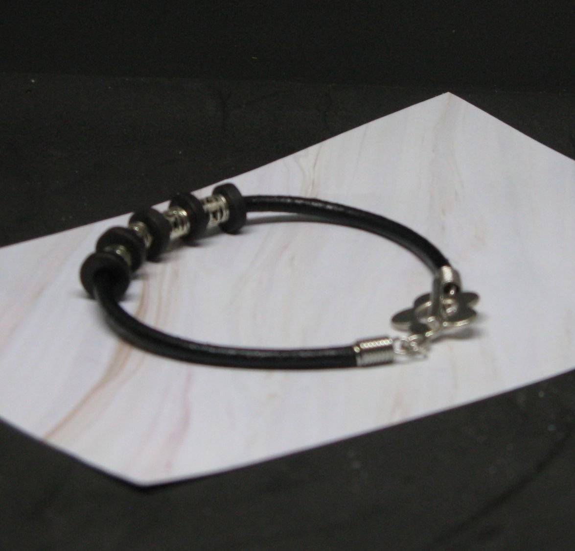Bracelet Cuir Noir Perles Argentée et Noire, Création Unique