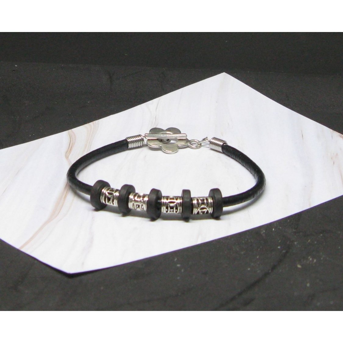 Bracelet Cuir Noir Perles Argentée et Noire, Création Unique