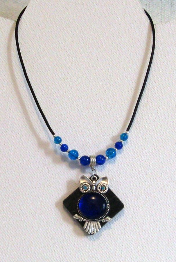 collier pendentif grosse chouette bleu roi sur ardoise sur silicone noir