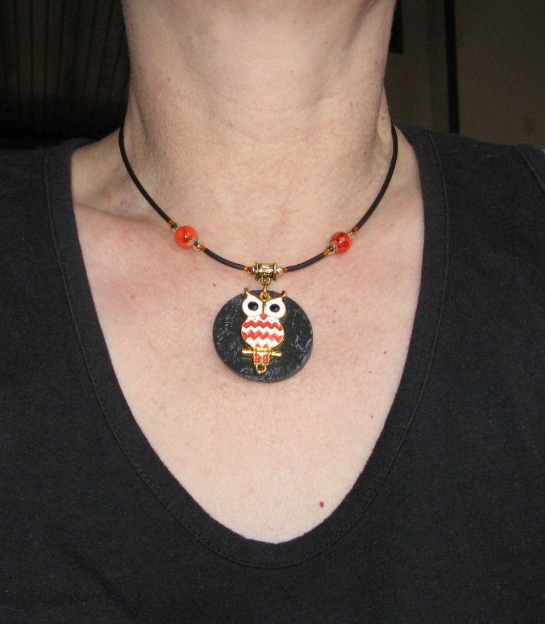 collier pendentif chouette émaillée orange sur cordon silicone noir