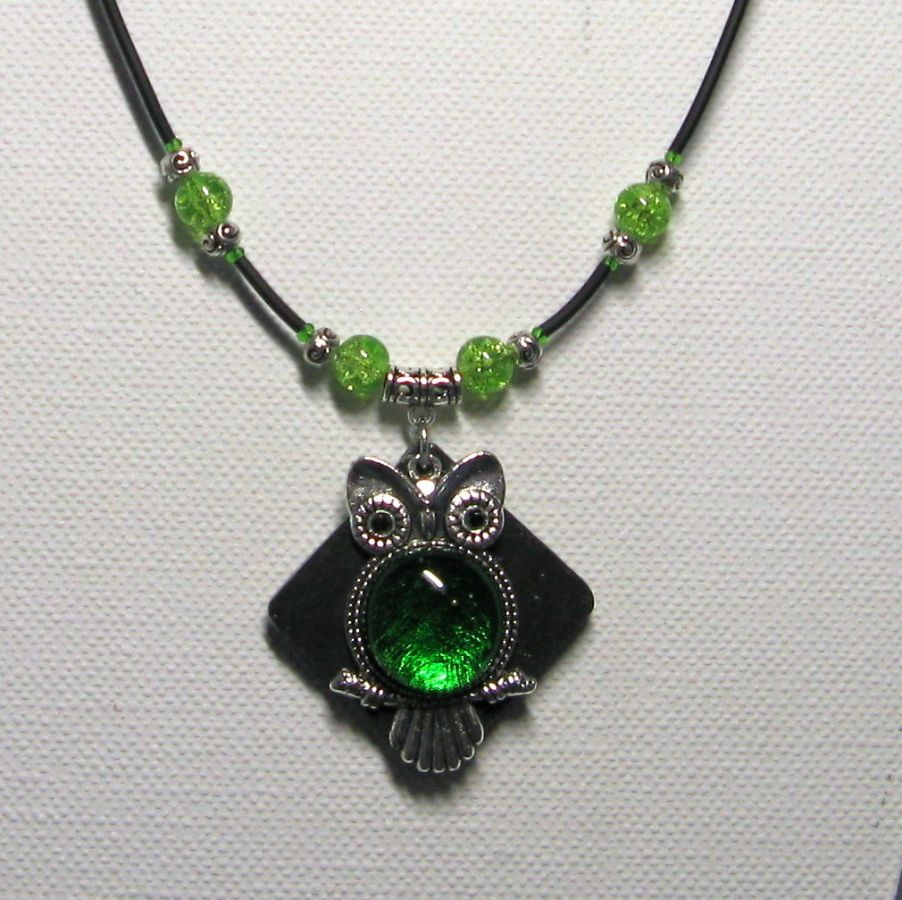 collier pendentif grosse chouette verte sur ardoise