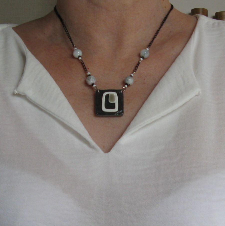 Collier pour Femme en Ardoise  monté sur un Cordon de silicone noir habillé de Perles Grises, Création Unique 