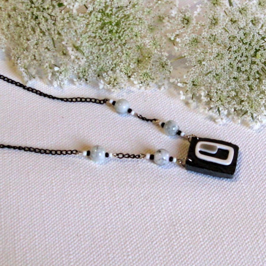 Collier pour Femme en Ardoise  monté sur un Cordon de silicone noir habillé de Perles Grises, Création Unique 