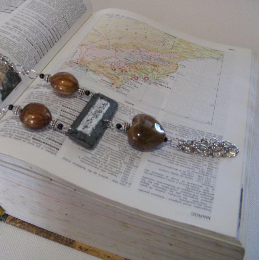 Collier Fantaisie Long pour Femme en Ardoise et Perles en Céramique Marron Forme Coeur, Création Unique