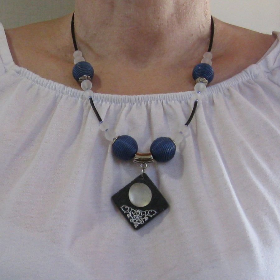 Collier pour Femme en Ardoise et Cabochon de Verre monté sur un Cordon de Silicone habillé de Grosses Perles bleues, Création unique 