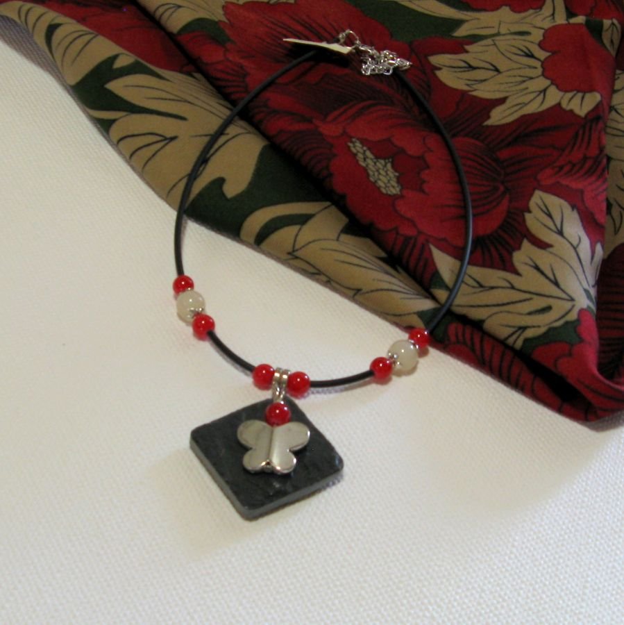 Collier Femme en Ardoise Papillon Argenté Monté sur un Cordon de Silicone Noir et Perles rouge, Création Unique
