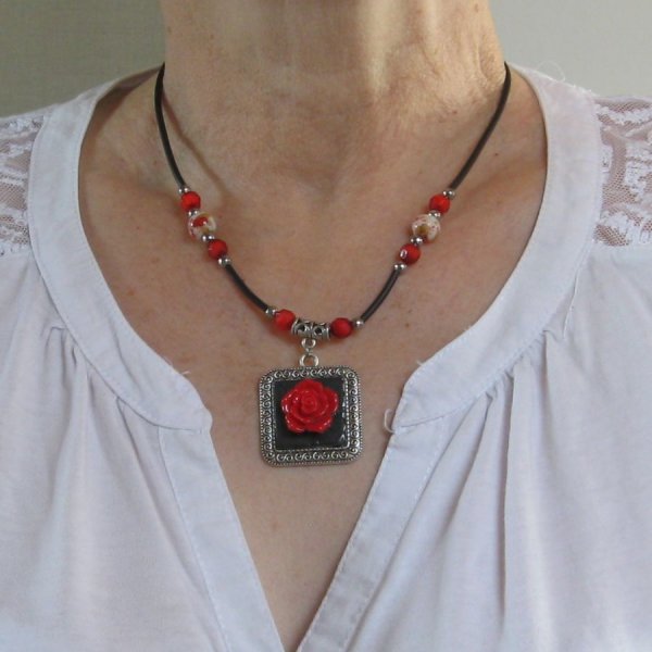 Collier Floral pour Femme en Ardoise Noir et Rouge, sur Cordon silicone, Création Unique