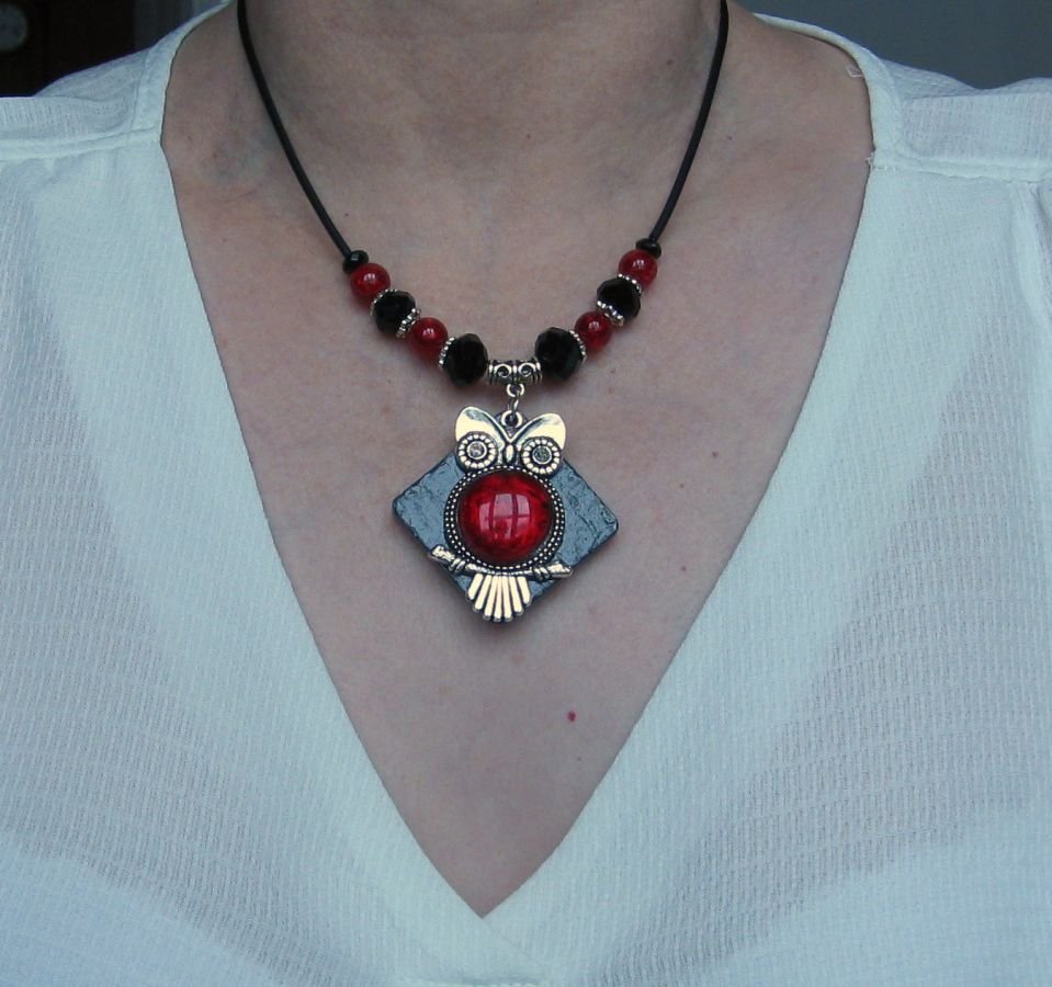 collier pendentif grosse chouette rouge sur ardoise et silicone 