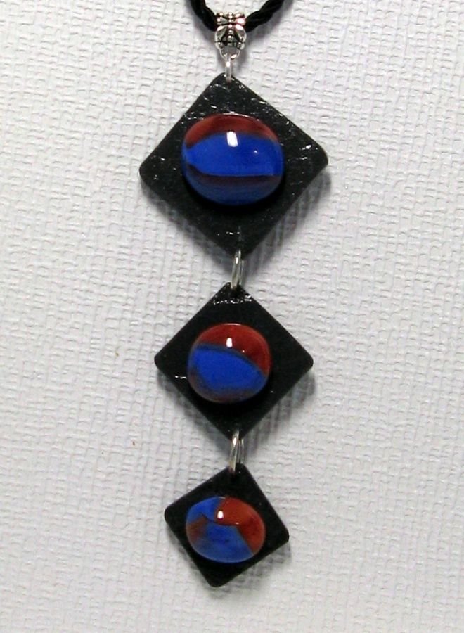 collier long cabochon bleu marron sur ardoise montage corde noire
