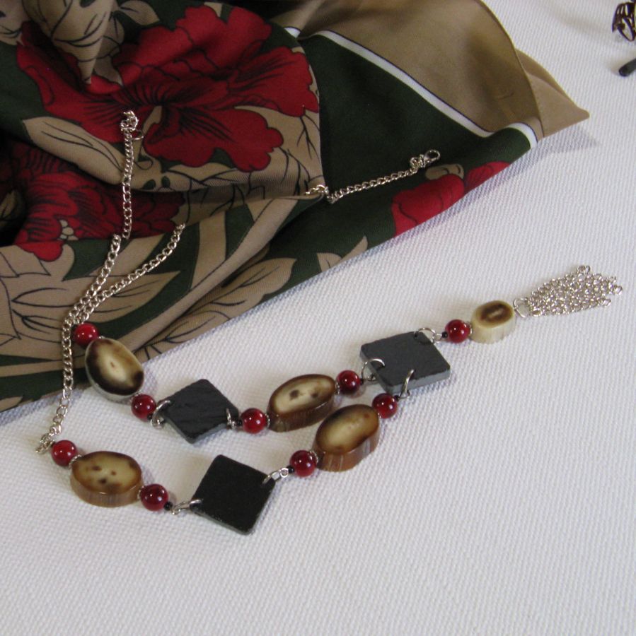 Collier Long pour Femme en Ardoise avec perles Rouge et Beige, Création Unique