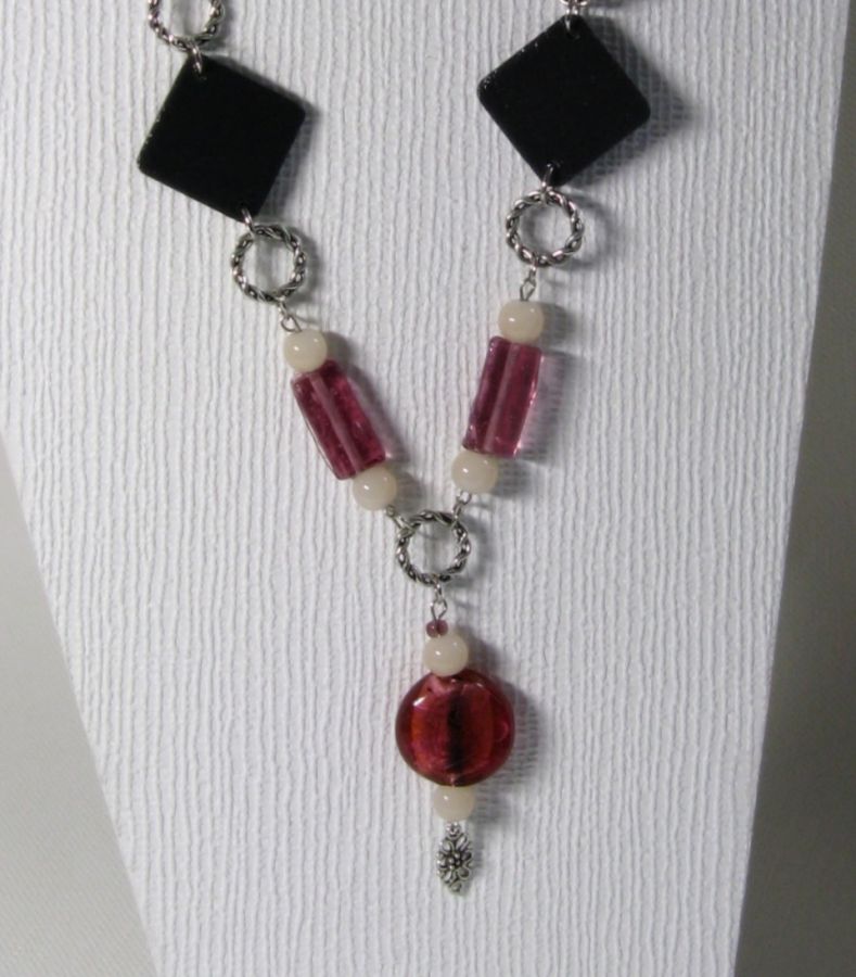 Sautoir pour Femme style Romantique en Ardoise et Perles de verre Rose, Création Unique