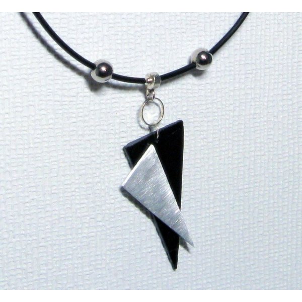 collier moderne triangles aluminium et ardoise