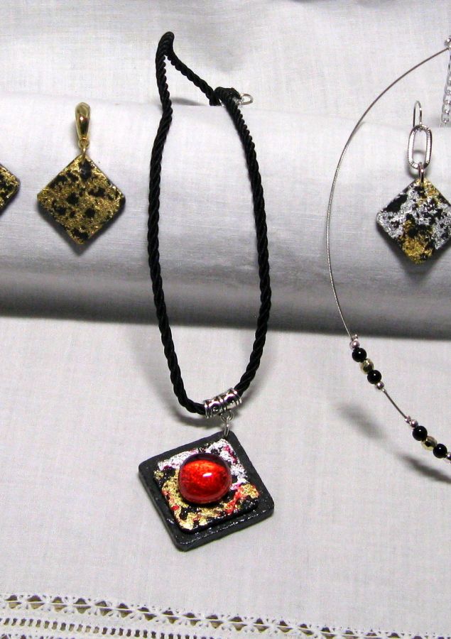 collier pendentif ardoise et feuilles métalliques or argent sur cordon coton noir style haute couture