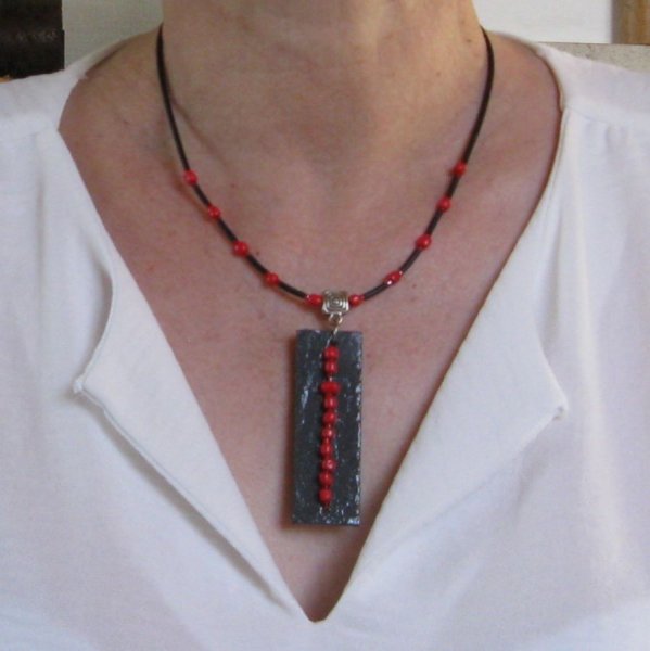 Collier pour Femme en Ardoise et perles Rouge monté sur un cordon de Silicone Noir, Création Unique