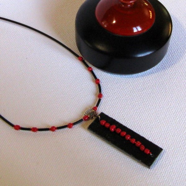 Collier pour Femme en Ardoise et perles Rouge monté sur un cordon de Silicone Noir, Création Unique