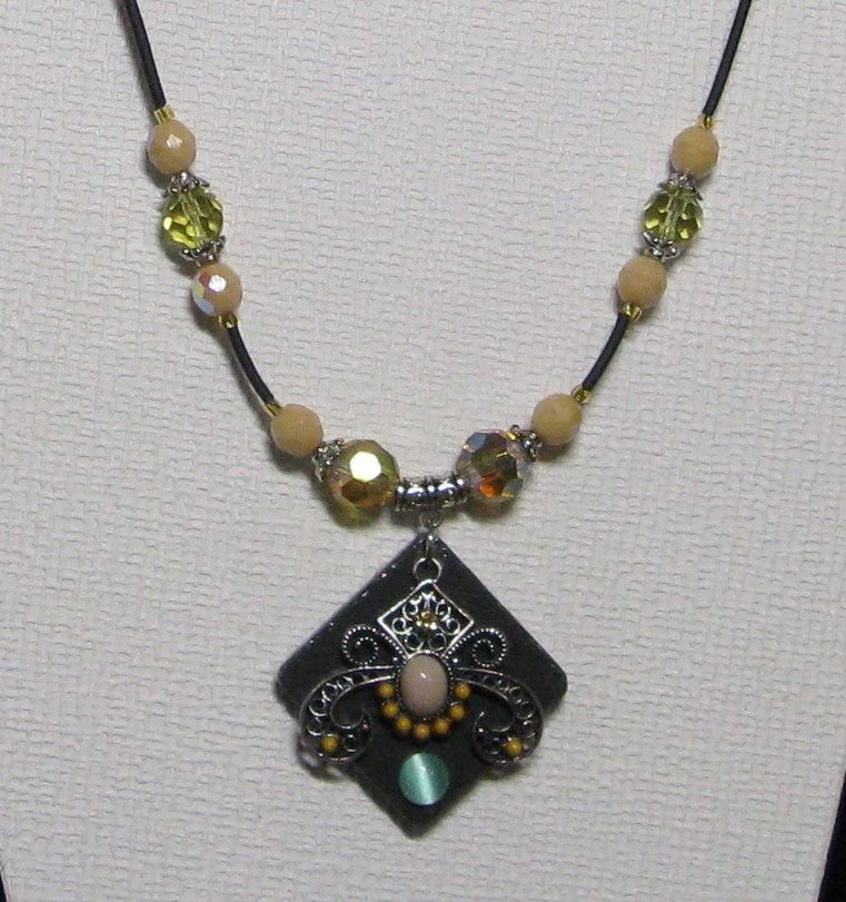 collier pendentif baroque sur silicone noir