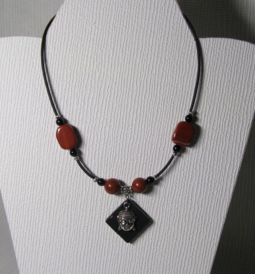 collier pendentif bouddha sur pvc et perles marron