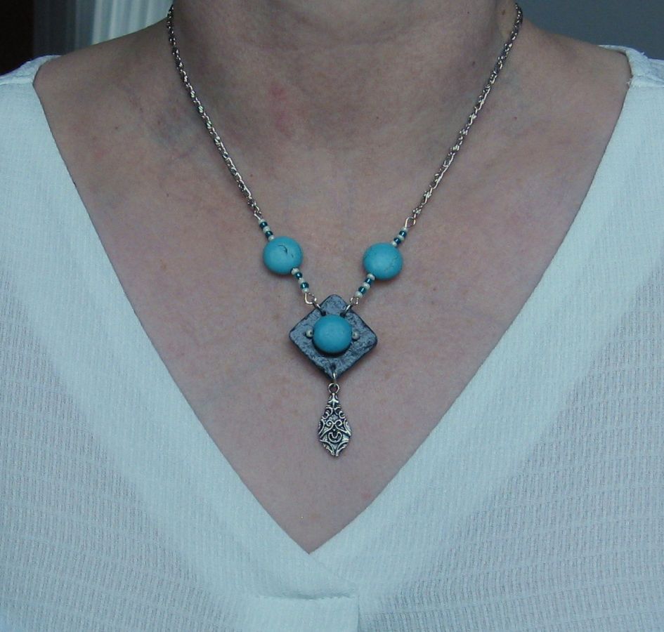 collier pendentif breloque style baroque turquoise sur chaine fantaisie