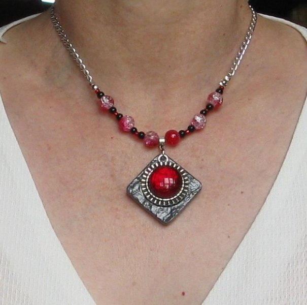 collier pendentif cabochon rouge sur ardoise montage chaine