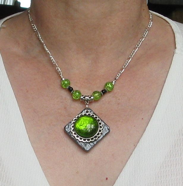 collier pendentif cabochon vert sur ardoise montage chaine
