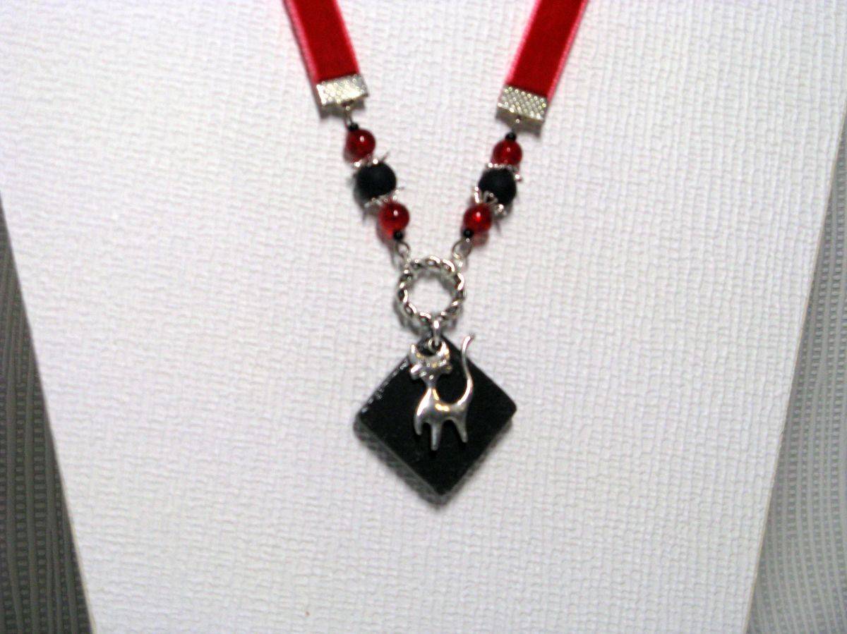 collier pendentif chat sur ardoise et velours rouge