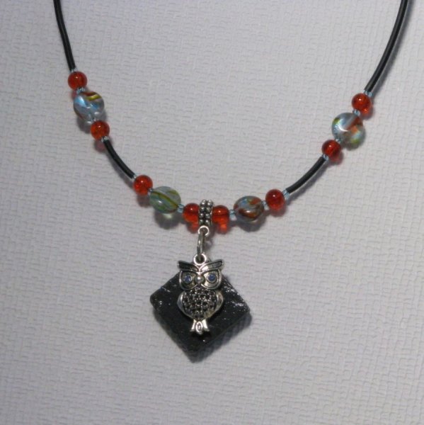 collier pendentif chouette argentée sur silicone et perles bleues et orange, fait main