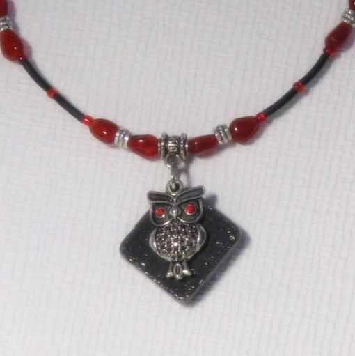 Collier pendentif chouette argentée sur ardoise monté sur silicone et perles rouges