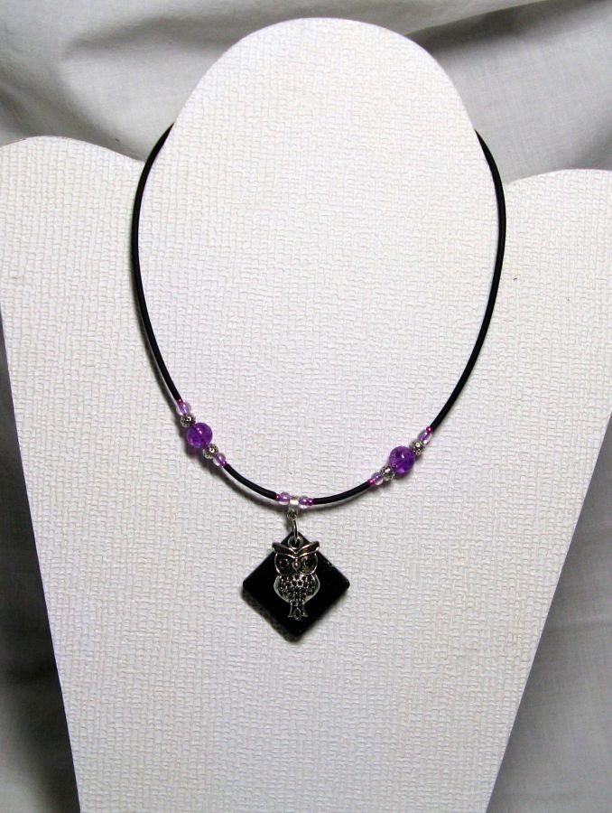collier pendentif chouette argentée sur silicone et perles violette