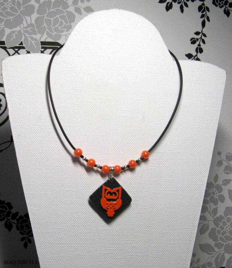 collier pendentif chouette hibou orange émaillé sur cordon silicone noir