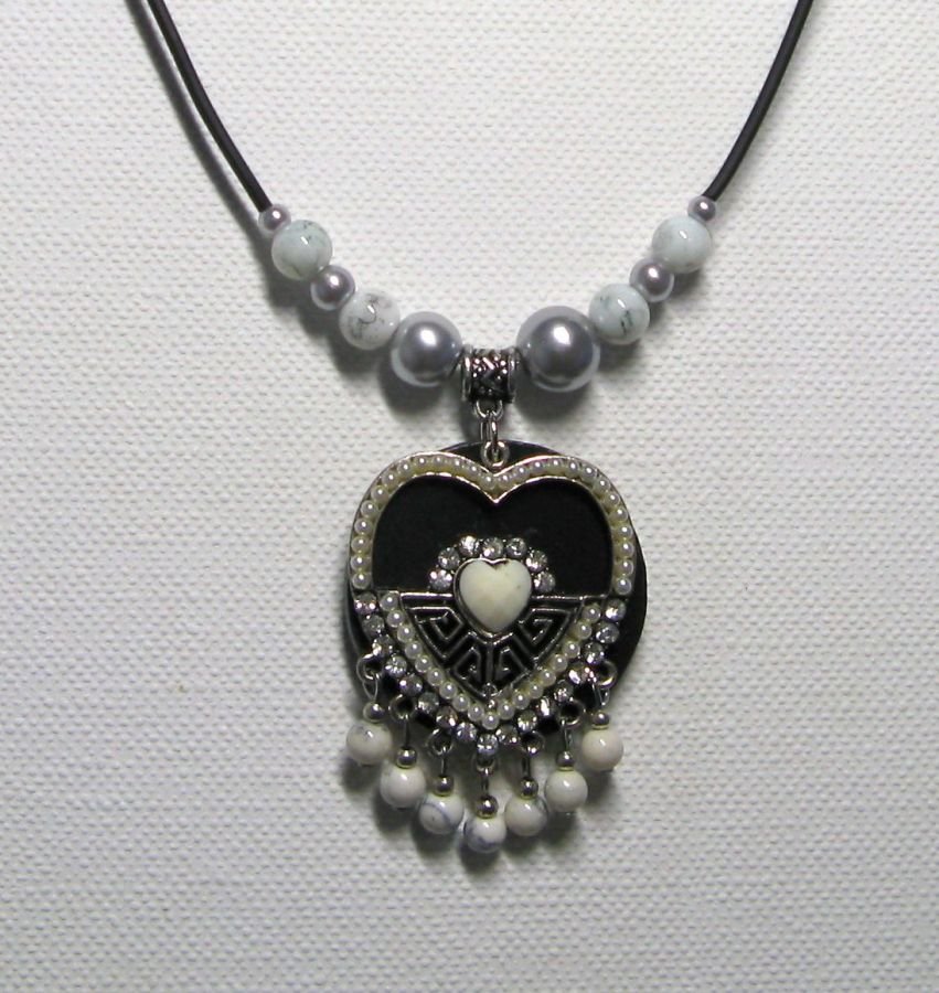 collier pendentif coeur métal argenté, strass et perles grises sur silicone noir style romantique