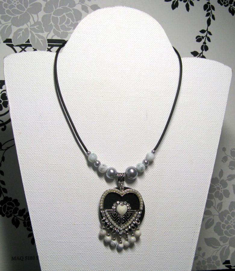 collier pendentif coeur métal argenté, strass et perles grises sur silicone noir style romantique