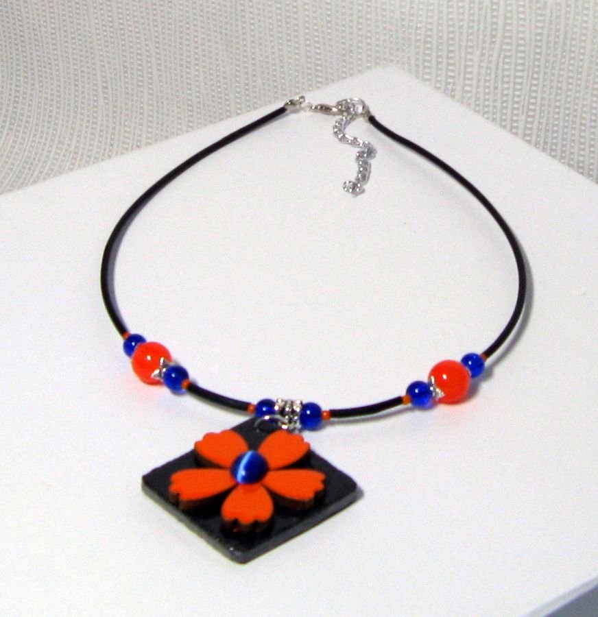 collier pendentif fleur émaillé orange sur pvc noir et perles bleu foncé
