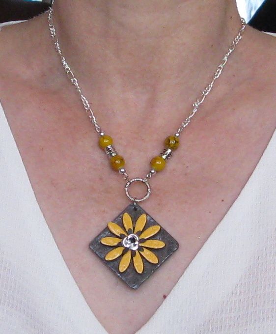 collier pendentif fleur émaillée jaune sur chaine fantaisie argentée