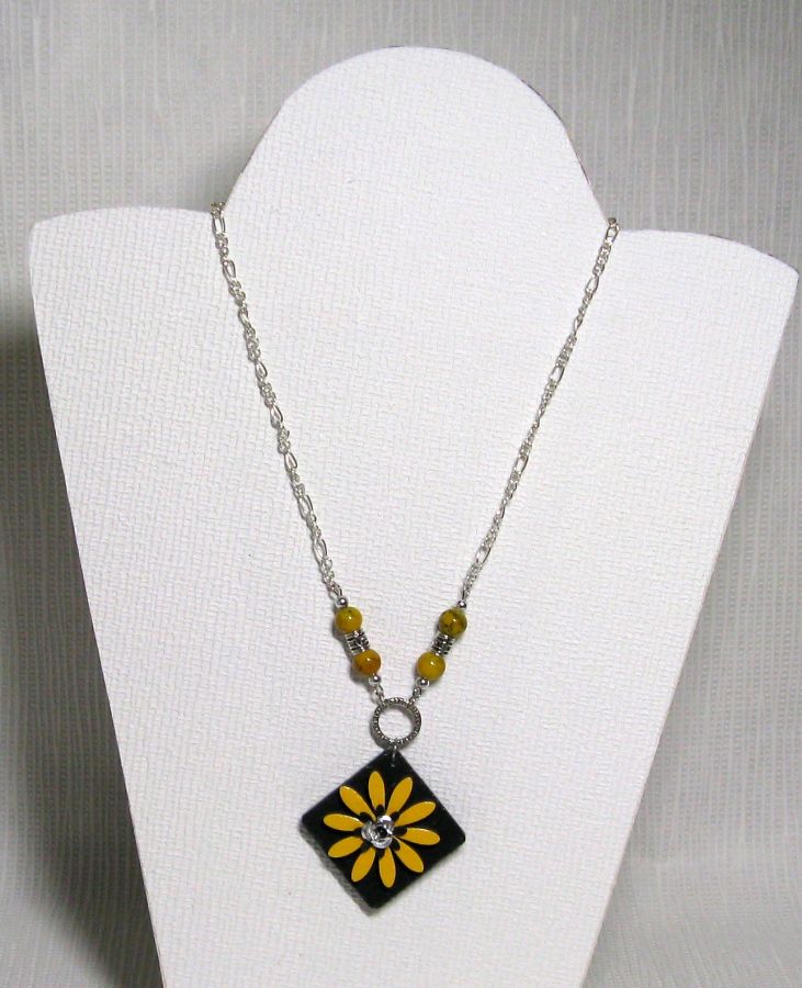 collier pendentif fleur émaillée jaune sur chaine fantaisie argentée