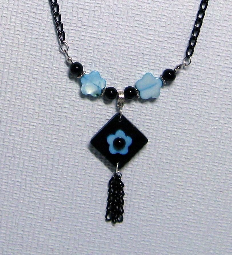 collier pendentif fleur nacrée bleue et ardoise sur chaine noire