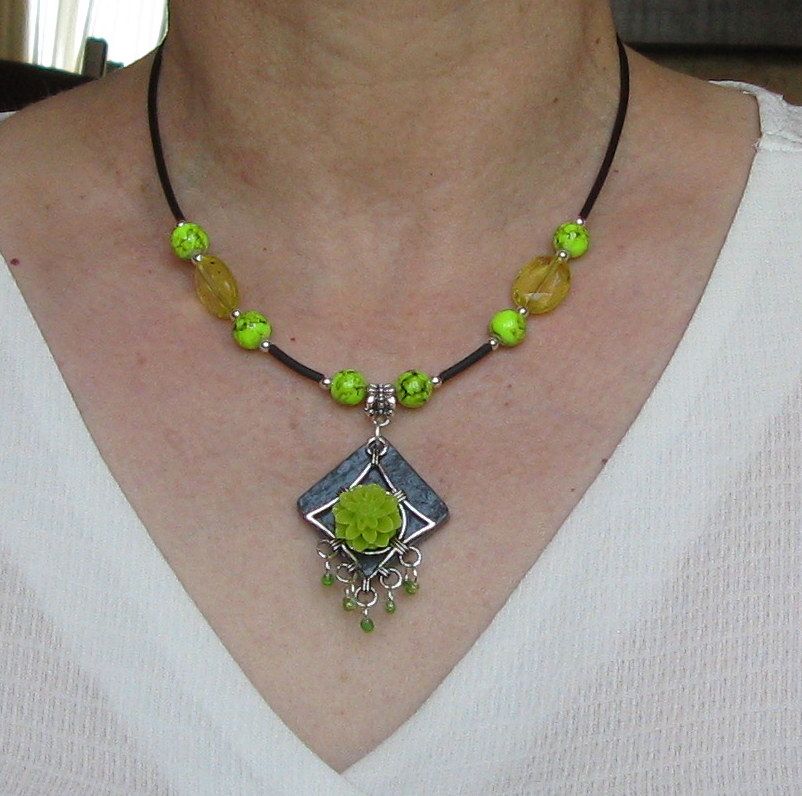 collier pendentif fleur résine vert anis sur pvc noir et perles