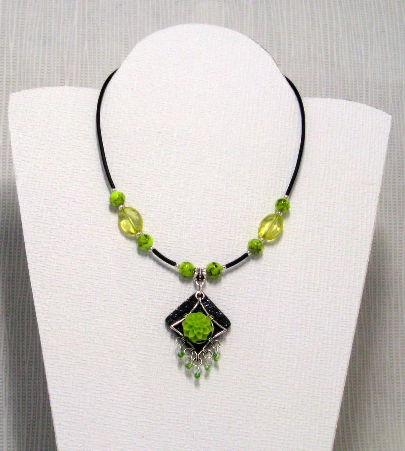 collier pendentif fleur résine vert anis sur pvc noir et perles