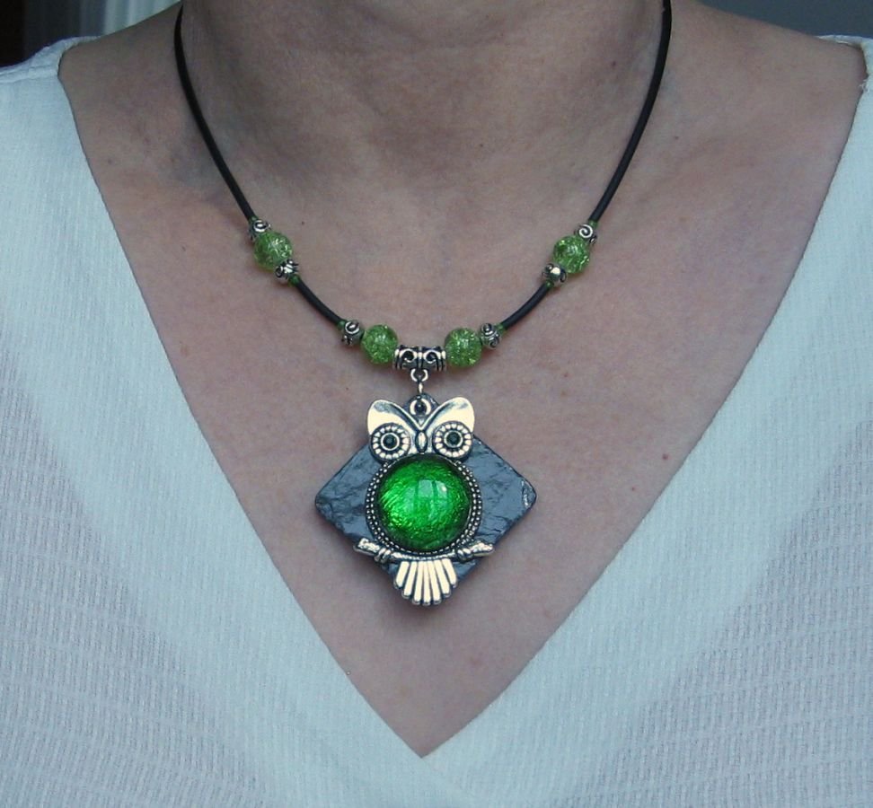 collier pendentif grosse chouette verte sur ardoise