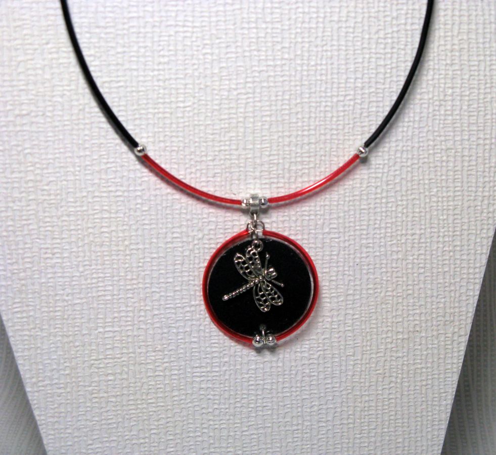 collier pendentif libellule argentée sur ardoise et silicone rouge et noir