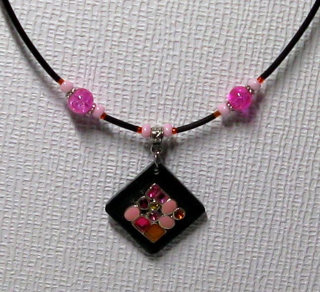 collier pendentif mosaïque rose  sur ardoise