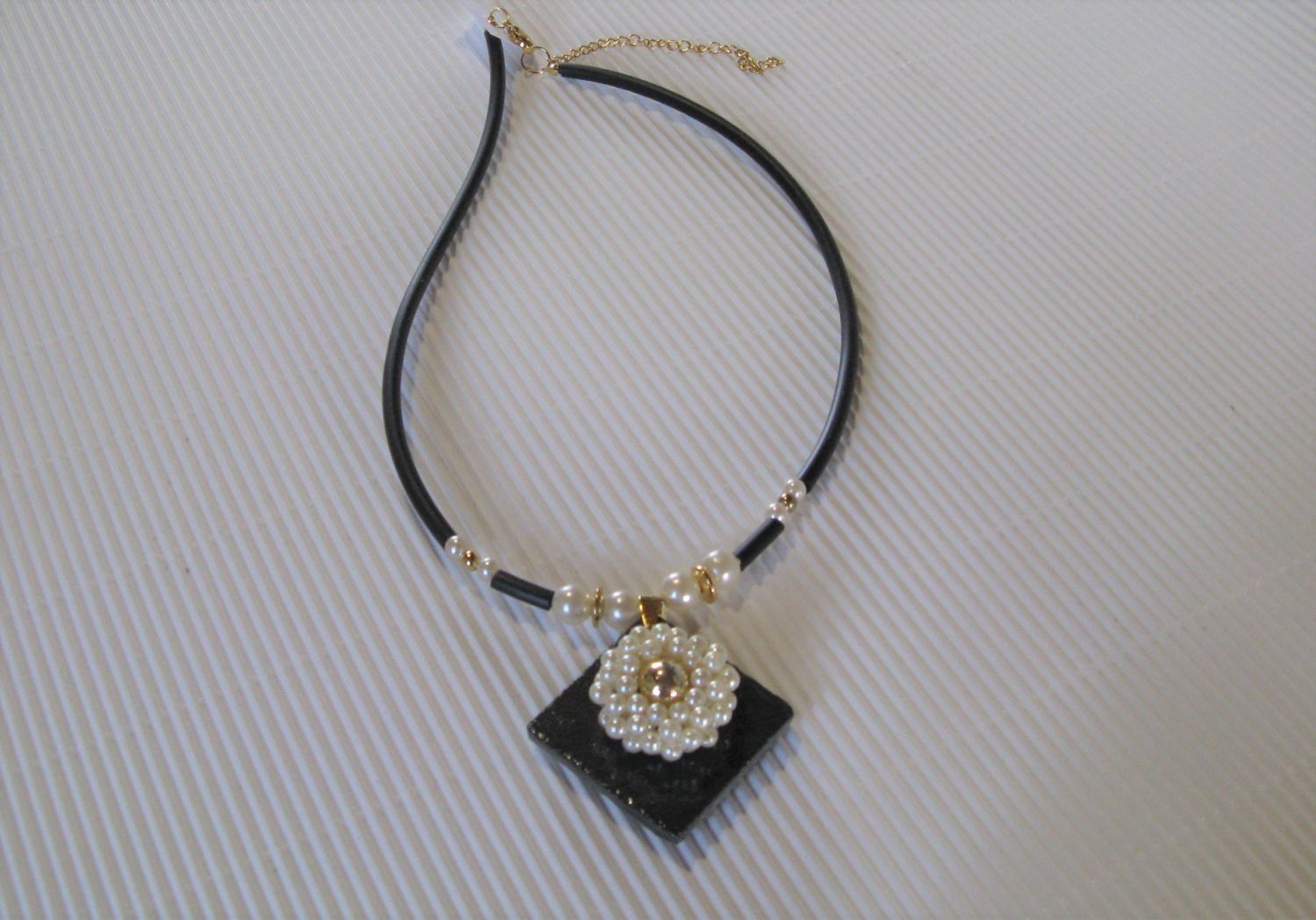 Collier Pendentif Perles sur Ardoise, Cordon Silicone Noir et Perles, Création Unique