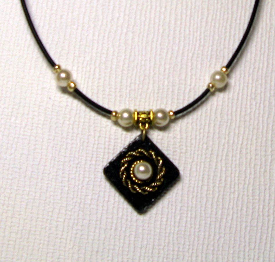 collier pendentif perles et or