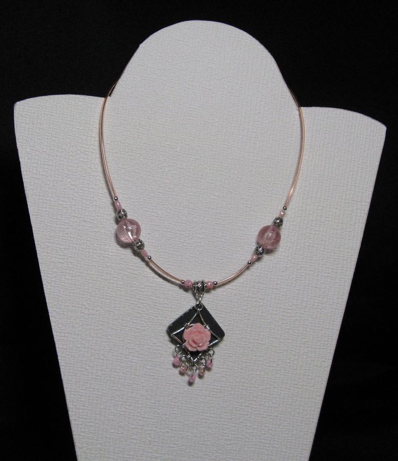 collier pendentif romantique fleur rose sur cordon rose et perles