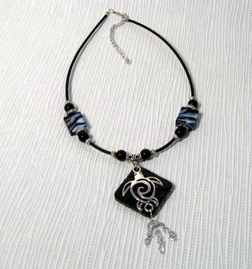 collier pendentif tortue argentée style ethnique sur cordon silicone noir et perles