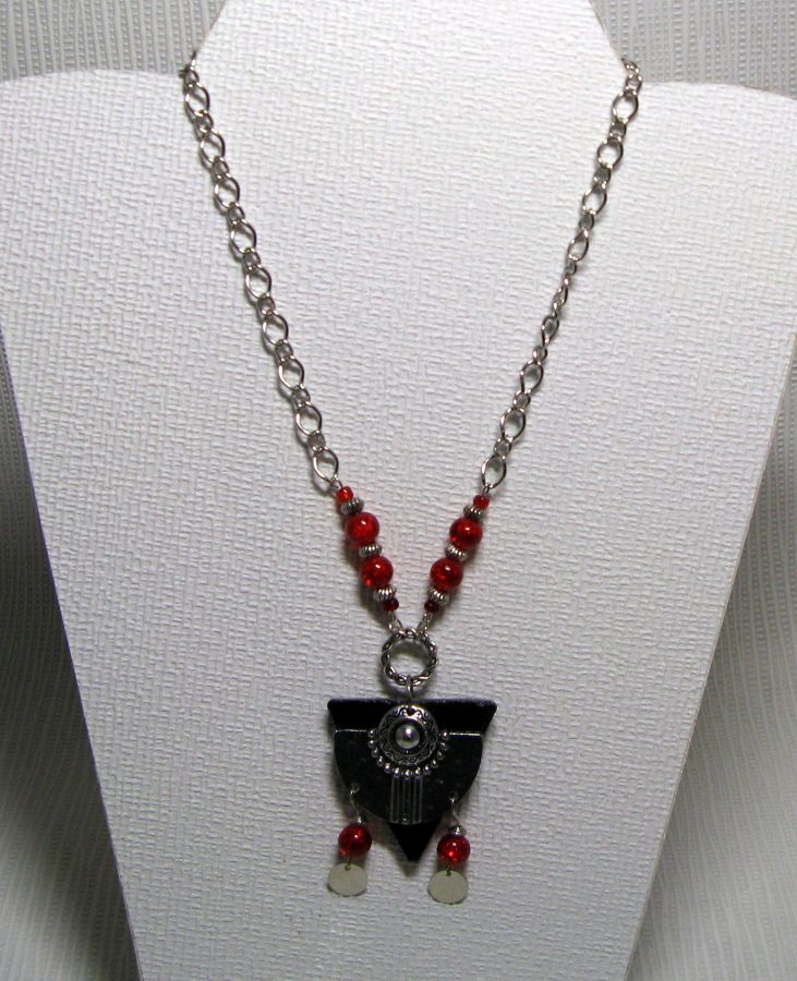 collier pendentif rouge et argent style ethnique avec ardoise