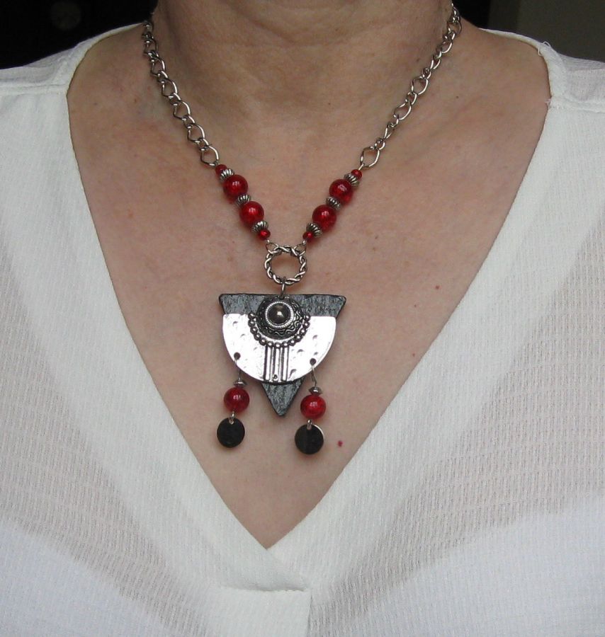 collier pendentif rouge et argent style ethnique avec ardoise